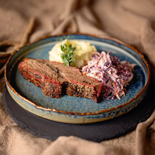 Smoked Brisket, Piure de cartofi cu hrean, Salată Coleslaw