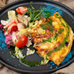 Omletă țărănească și salată de roșii
