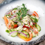 Salată de roșii și castraveți